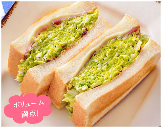 今話題の「沼サン」のようなキャベツたっぷりのサンドイッチ。 トーストした厚めのロイヤルブレッドではさむのがポイント!